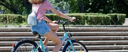 Una chica montando en bicicleta Una chica montando en bicicleta
