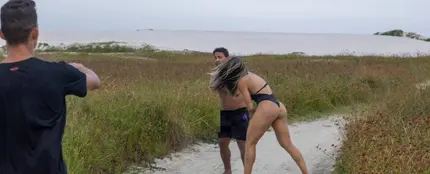Luchadora de MMA da una paliza a un acosador Luchadora de MMA da una paliza a un acosador