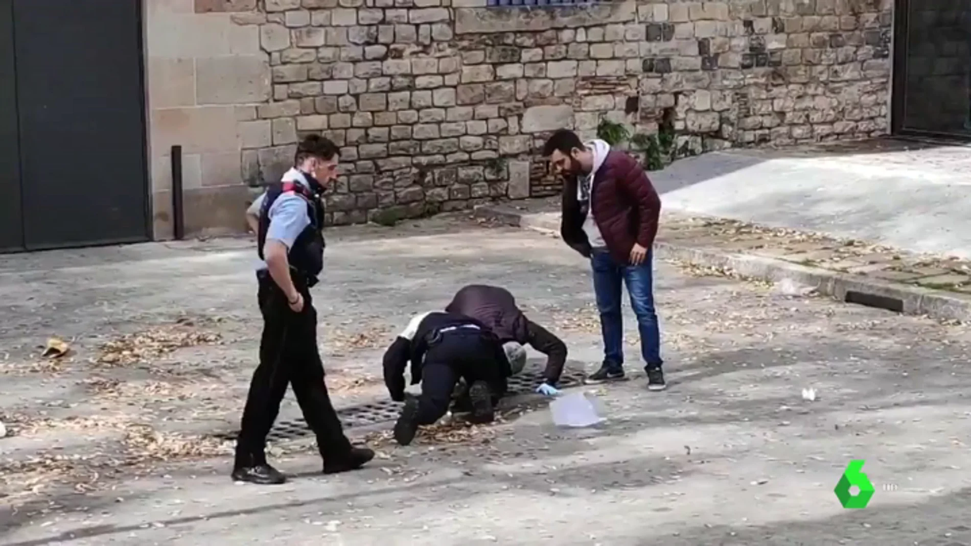 vídeo Investigan una posible agresión sexual muy violenta en las Ramblas de Barcelona vídeo Investigan una posible agresión sexual muy violenta en las Ramblas de Barcelona