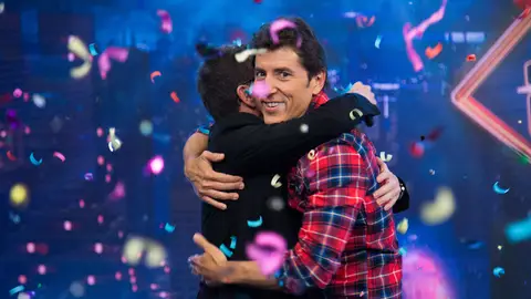 "Estoy haciendo el amor con mi novia", Manel Fuentes hace la ola en 'El Hormiguero 3.0' tras esta contestación en directo "Estoy haciendo el amor con mi novia", Manel Fuentes hace la ola en 'El Hormiguero 3.0' tras esta contestación en directo