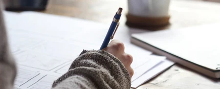 Una persona escribiendo Una persona escribiendo