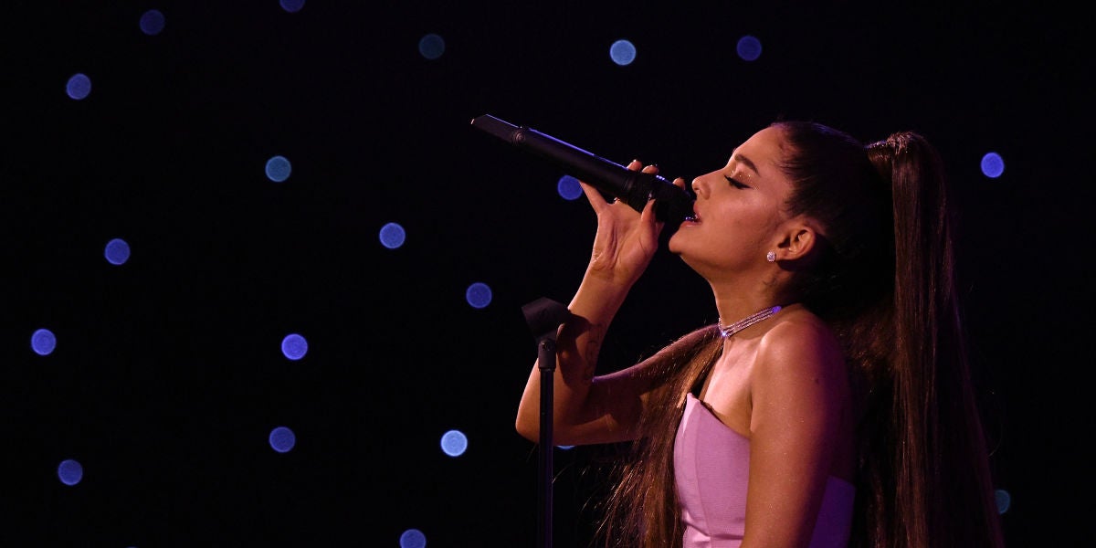 Ariana Grande actuando en los Billboard Music Awards