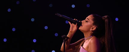 Ariana Grande actuando en los Billboard Music Awards