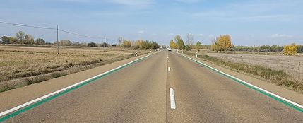 Carretera con líneas verdes