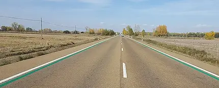 Carretera con líneas verdes Carretera con líneas verdes