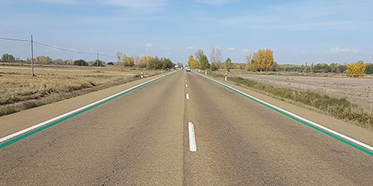 Carretera con líneas verdes