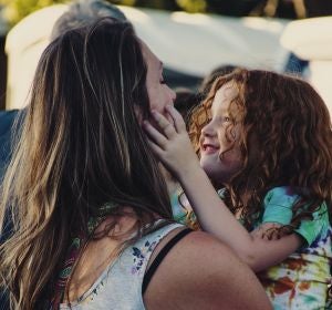 Una madre con su hija en brazos Una madre con su hija en brazos