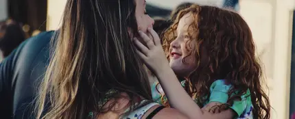 Una madre con su hija en brazos Una madre con su hija en brazos