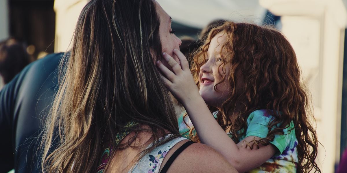 Una madre con su hija en brazos