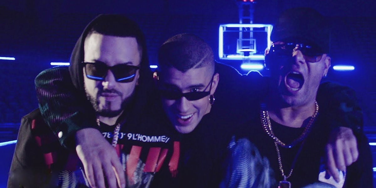 Wisin, Yandel y Bad Bunny en el vídeo de 'Dame Algo'