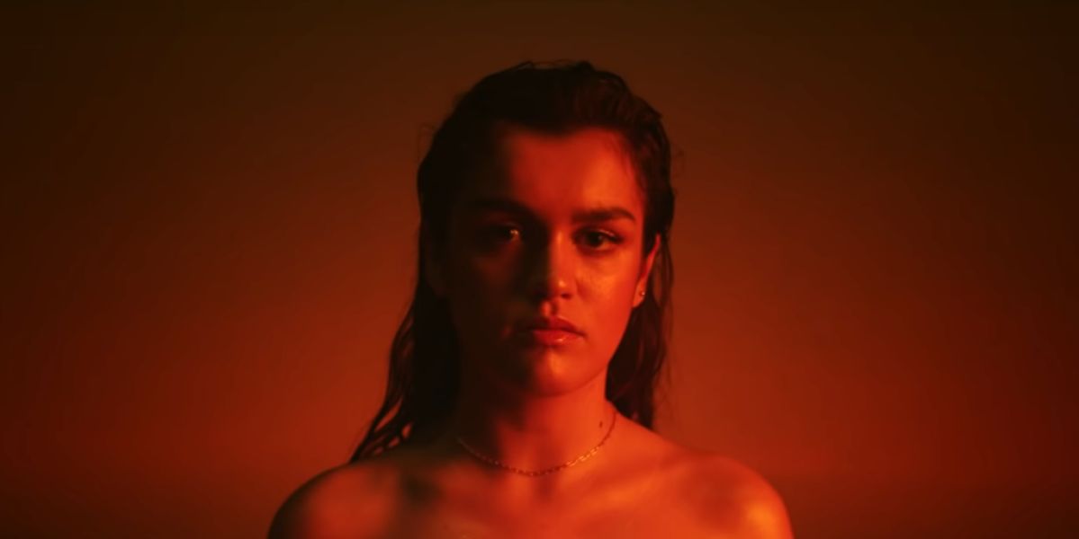 Amaia en el videoclip de 'El Relámpago'