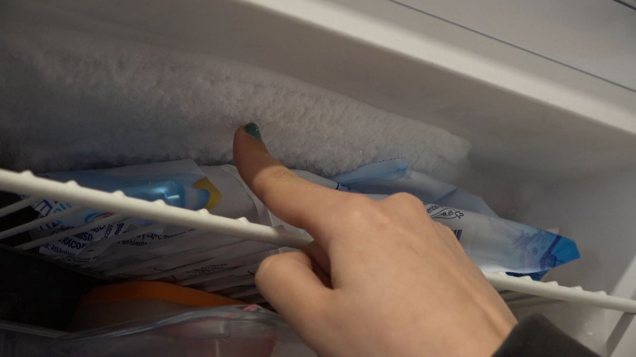 Así de fácil es quitar el hielo del congelador. Este truco usa algo que  todos tenemos en casa para hacerlo sin esfuerzo