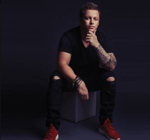 Muere el DJ Adam Sky tras romper una puerta de cristal para ayudar a una mujer que se cayó por el balcón Muere el DJ Adam Sky tras romper una puerta de cristal para ayudar a una mujer que se cayó por el balcón