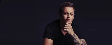 Muere el DJ Adam Sky tras romper una puerta de cristal para ayudar a una mujer que se cayó por el balcón Muere el DJ Adam Sky tras romper una puerta de cristal para ayudar a una mujer que se cayó por el balcón