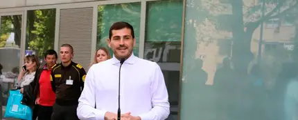 Iker Casillas, se dirige, emocionado a los medios tras salir del hospital Iker Casillas, se dirige, emocionado a los medios tras salir del hospital