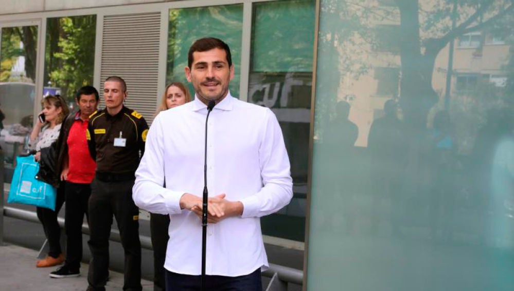 Iker Casillas, se dirige, emocionado a los medios tras salir del hospital