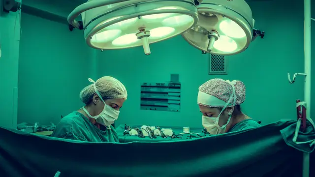 Cirujanos en un quirófano