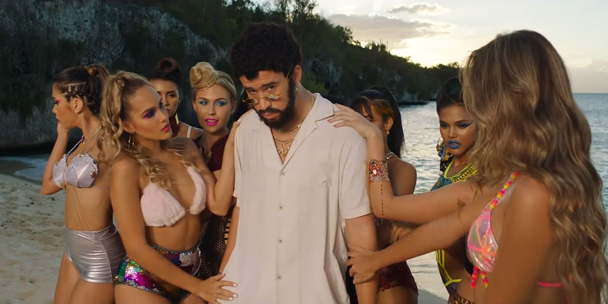 Bad Bunny en el videoclip de 'Ni Bien Ni Mal'
