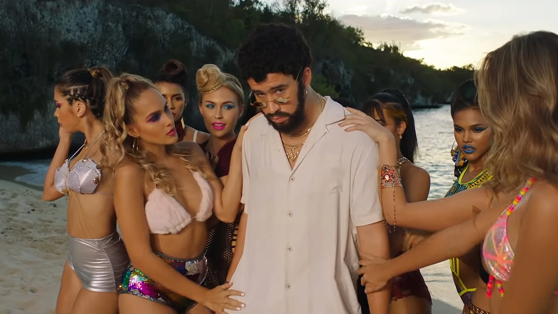 Bad Bunny en el videoclip de 'Ni Bien Ni Mal' Bad Bunny en el videoclip de 'Ni Bien Ni Mal'