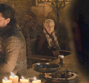 La escena en la que se puede observar un café de la compañía Starbucks. La escena en la que se puede observar un café de la compañía Starbucks.