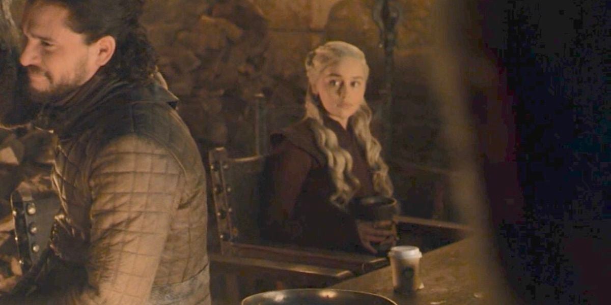 La escena en la que se puede observar un café de la compañía Starbucks.