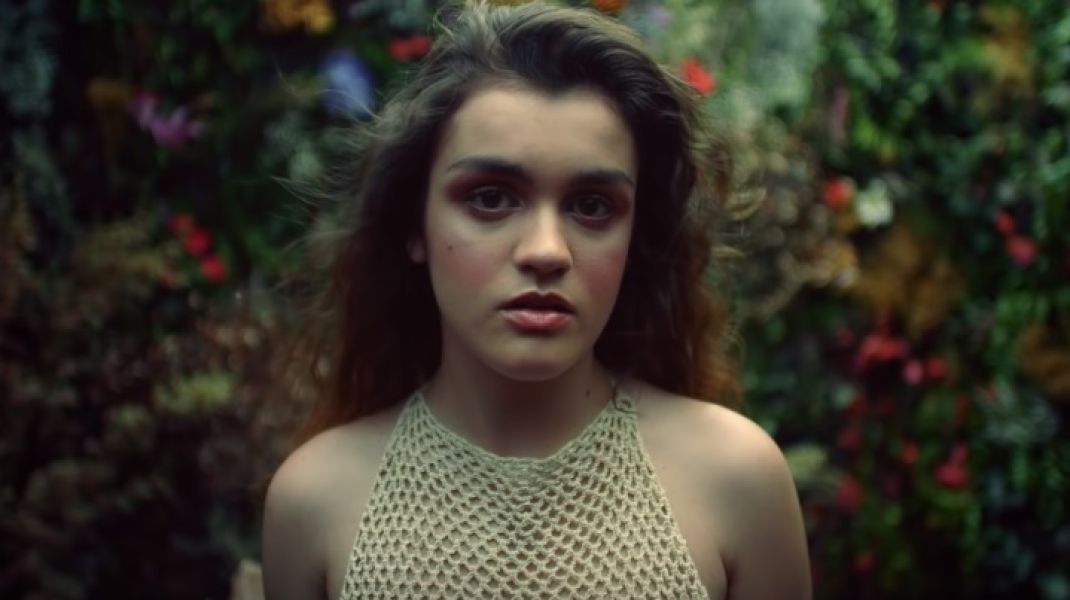 Amaia en el videoclip de El Relámpago