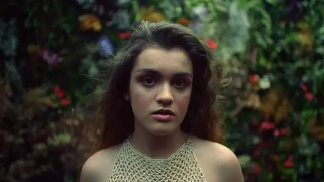 Amaia en el videoclip de El Relámpago