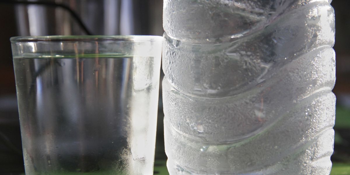 Botella de agua fría
