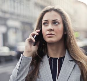 Mujer hablando por teléfono Mujer hablando por teléfono