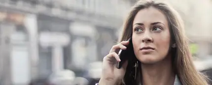 Mujer hablando por teléfono Mujer hablando por teléfono