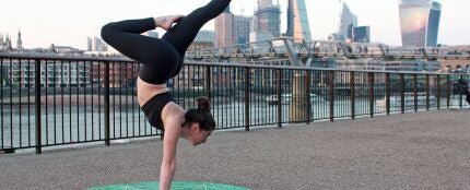 Una mujer haciendo yoga en la calle Una mujer haciendo yoga en la calle