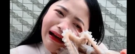 Bloguera china atacada por un pulpo Bloguera china atacada por un pulpo