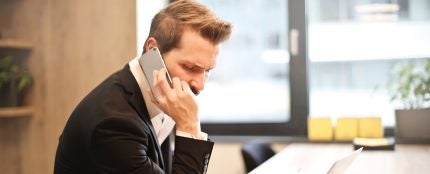 Un hombre hablando por tel&eacute;fono