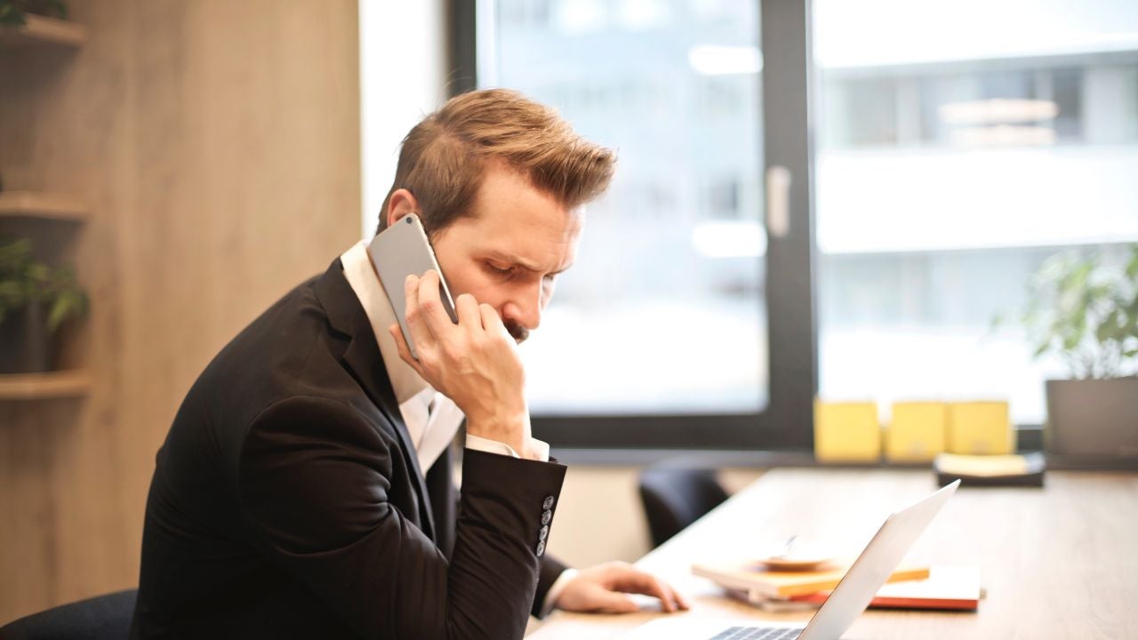 Un hombre hablando por teléfono Un hombre hablando por teléfono