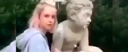 Una influencer destruye una estatua Una influencer destruye una estatua
