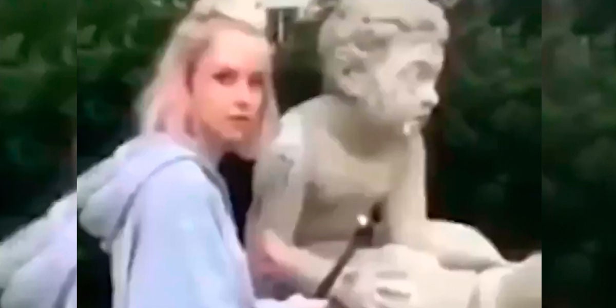 Una influencer destruye una estatua