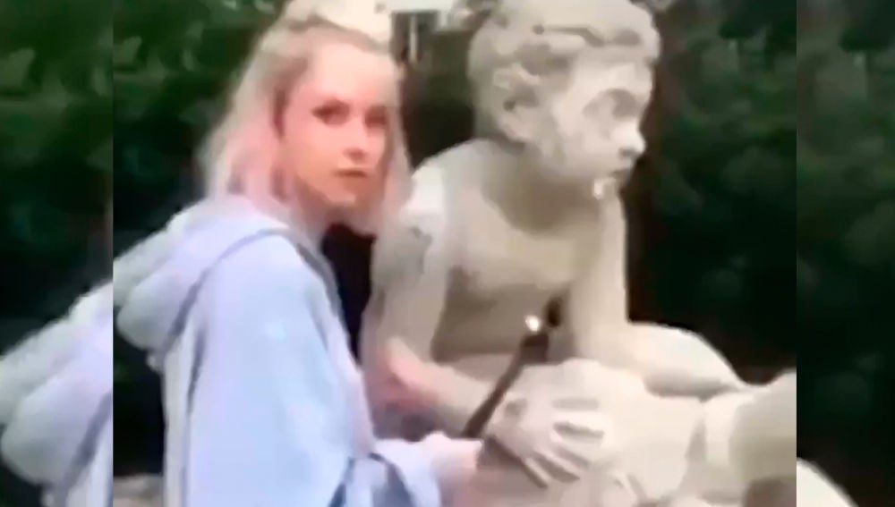 Una influencer destruye una estatua