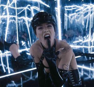 Halsey en el vídeo de Nightmare Halsey en el vídeo de Nightmare