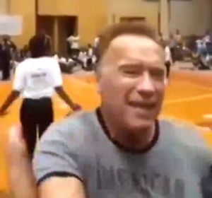 Arnold Schwarzenegger recibe una brutal patada por la espalda durante un acto en Sudáfrica Arnold Schwarzenegger recibe una brutal patada por la espalda durante un acto en Sudáfrica