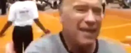 Arnold Schwarzenegger recibe una brutal patada por la espalda durante un acto en Sudáfrica Arnold Schwarzenegger recibe una brutal patada por la espalda durante un acto en Sudáfrica