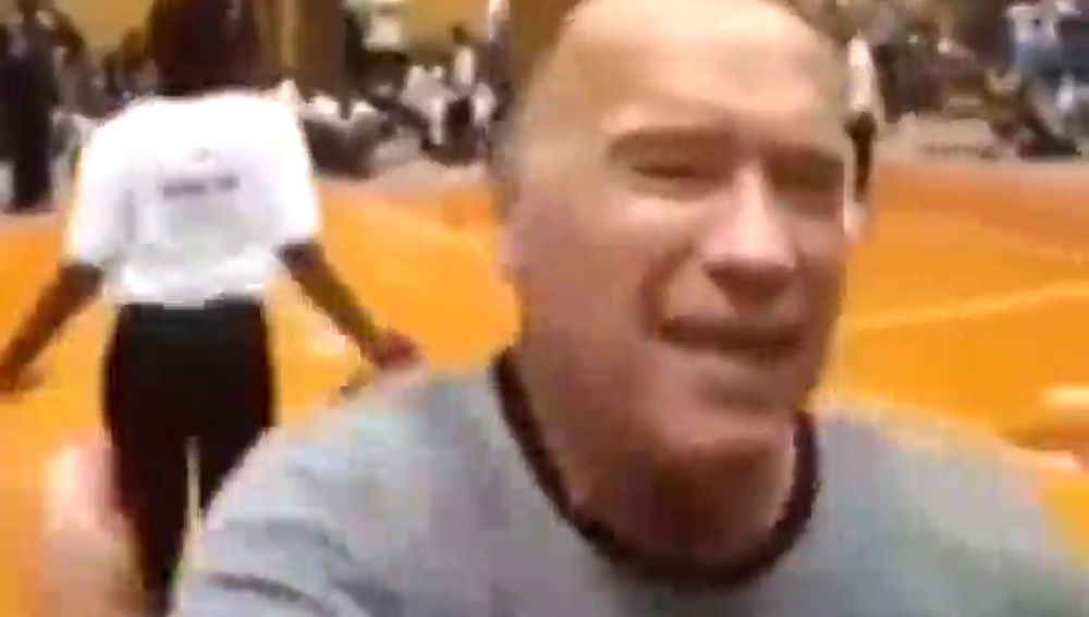 Arnold Schwarzenegger recibe una brutal patada por la espalda durante un acto en Sudáfrica