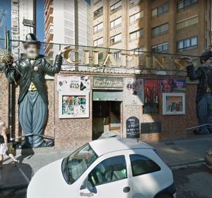 El pub Chaplin's en Benidorm luce un cartel de "¿Quieres alquilar un enano?". El pub Chaplin's en Benidorm luce un cartel de "¿Quieres alquilar un enano?".
