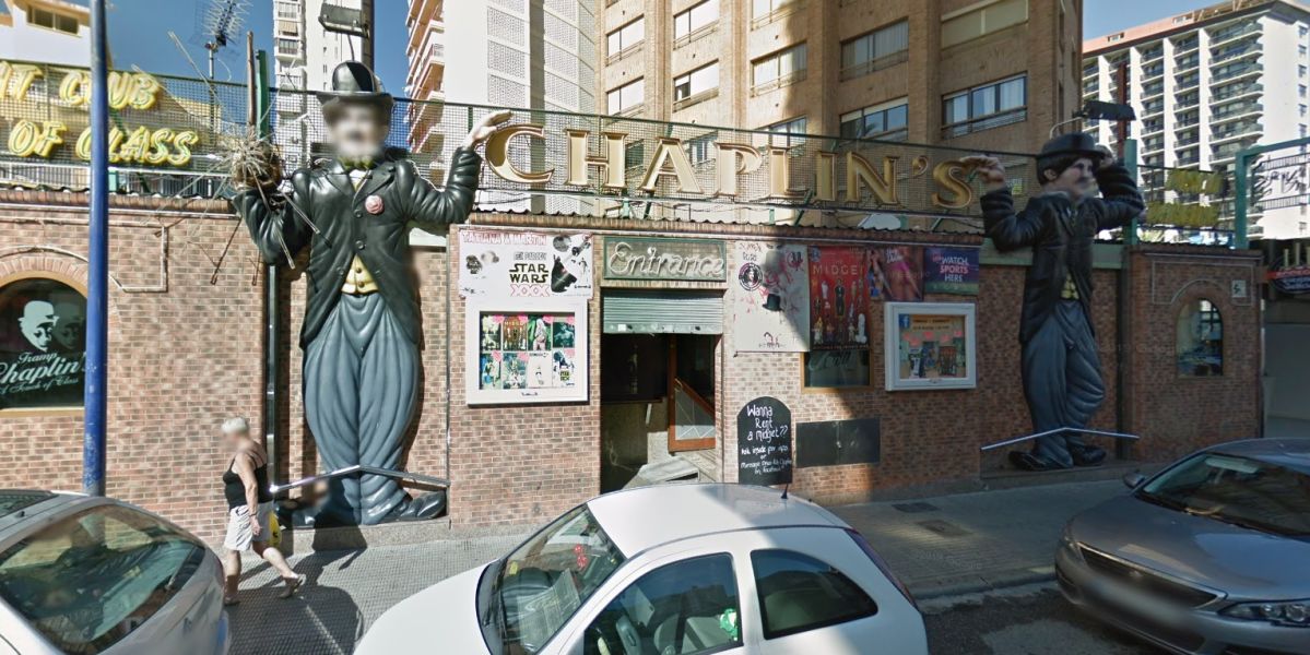 El pub Chaplin's en Benidorm luce un cartel de "¿Quieres alquilar un enano?".