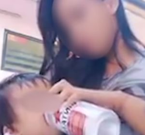 Polémica en Indonesia por el vídeo de una madre dando a su hijo cerveza. Polémica en Indonesia por el vídeo de una madre dando a su hijo cerveza.