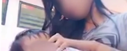 Polémica en Indonesia por el vídeo de una madre dando a su hijo cerveza. Polémica en Indonesia por el vídeo de una madre dando a su hijo cerveza.