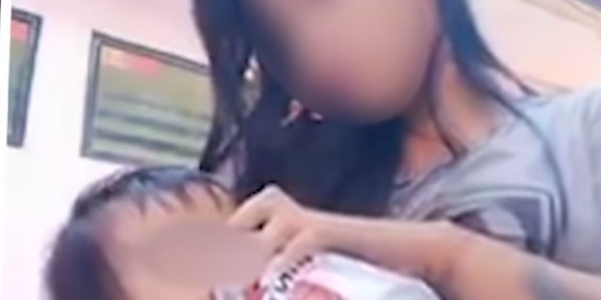 Polémica en Indonesia por el vídeo de una madre dando a su hijo cerveza.
