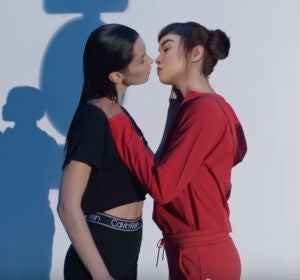 Bella Hadid besando a Miquela en la nueva campaña de Calvin Klein Bella Hadid besando a Miquela en la nueva campaña de Calvin Klein
