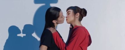 Bella Hadid besando a Miquela en la nueva campaña de Calvin Klein
