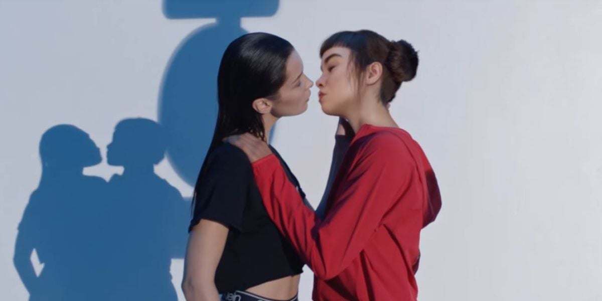 Bella Hadid besando a Miquela en la nueva campaña de Calvin Klein