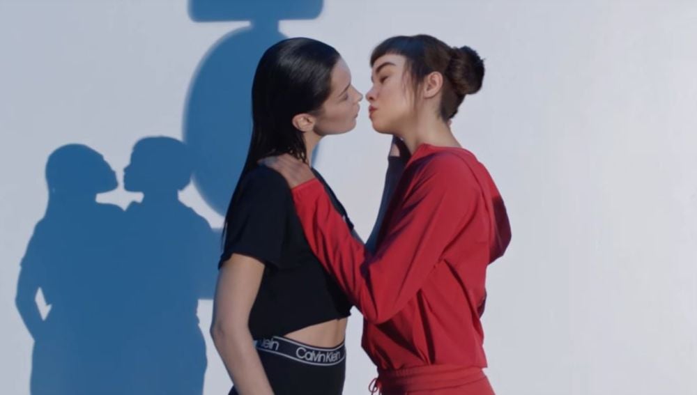 Bella Hadid besando a Miquela en la nueva campaña de Calvin Klein